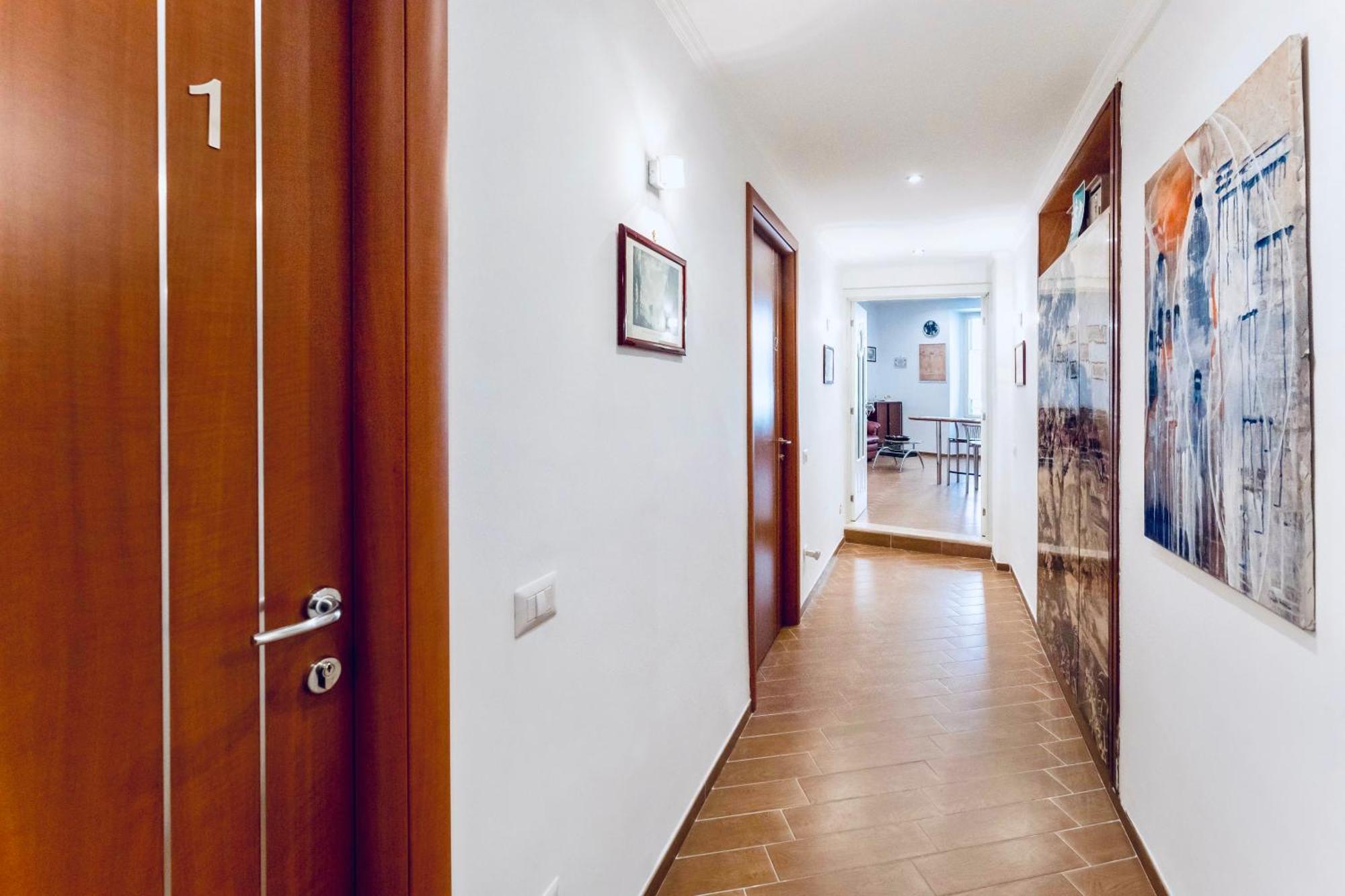 Miclad Colosseum Guest House Рим Екстериор снимка
