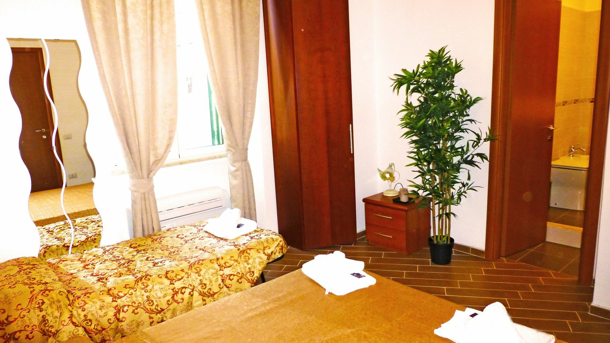 Miclad Colosseum Guest House Рим Екстериор снимка